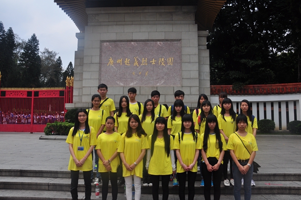 我校学生到烈士陵园扫墓